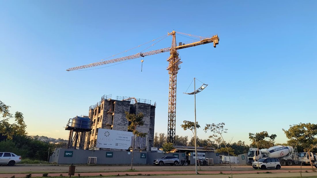 Grua de torre em obra